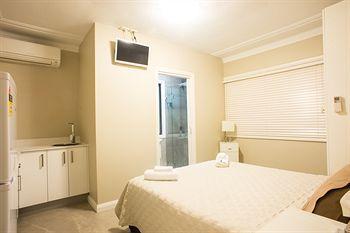 Amaaze Airport Apartments